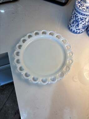 Vintage Anchor Hocking Old Colony White Milk Glass Lace Heart Edge 13" Torte Cak